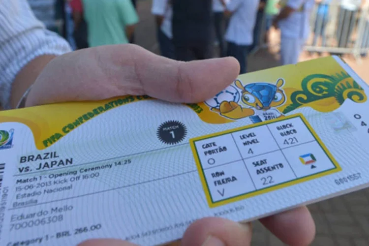 Ingressos para os jogos da Copa das Confederações 2013: no caso de ingressos para idosos, estudantes e beneficiários do programa Bolsa Família, os torcedores devem apresentar documentos que comprovem essas concessões. (Marcello Casal Jr/ABr)