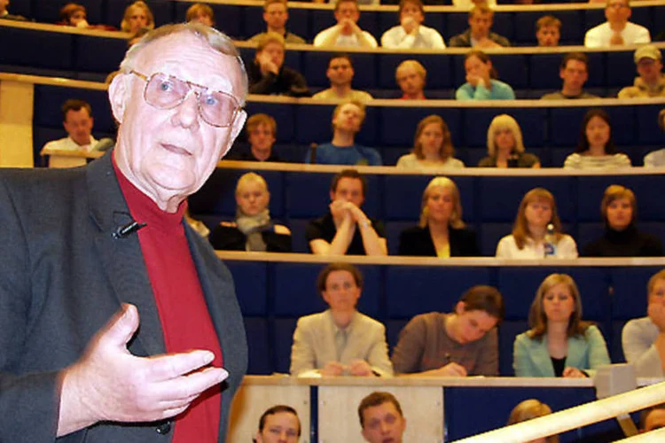
	Kamprad: fazendo as pazes com a terra-natal, ap&oacute;s 40 anos de aus&ecirc;ncia
 (Wikipedia)