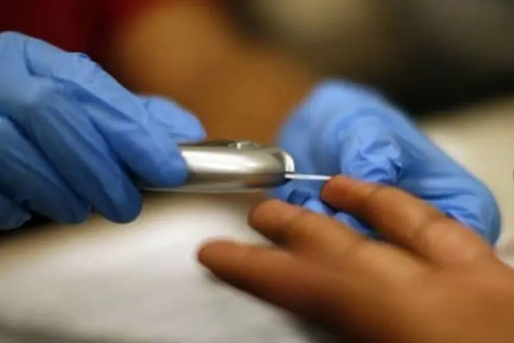 Enfermeira retira sangue de paciente para exame: objetivo é desenvolver as atividades no setor de seguros de saúde públicos
 (David Mcnew/Getty Images/AFP)