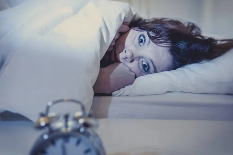 Mulher insone: escrever sobre planos futuros pode te ajudar a dormir mais rápido (foto/Thinkstock)
