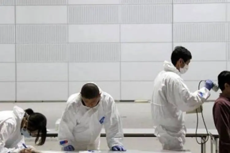 Funcionários rastreiam pessoas por radioatividade 60 km a oeste da usina nuclear de Fukushima (Ken Shimizu/AFP)