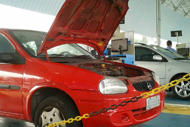 Carros passam por inspeção veicular em São paulo (Marcos Santos/USP imagens)