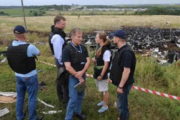 Depois de uma breve conversa, grupo de insurgentes pró-russos permitiu que os inspetores tivessem acesso ao local do impacto do avião que transportava 298 pessoas (Dominique Faget/AFP)
