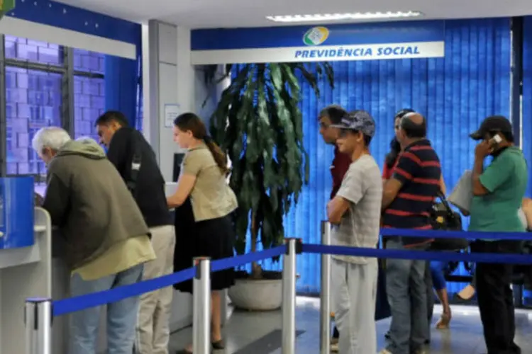 Pessoas esperam para serem atendidas em agência do INSS (Antonio Cruz/ABr/Agência Brasil)