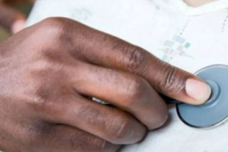 
	Homem faz exame com estetosc&oacute;pio em mulher com insufici&ecirc;ncia card&iacute;aca: coronav&iacute;rus j&aacute; foi registrado em outros quatro pa&iacute;ses europeus
 (Divulgação)