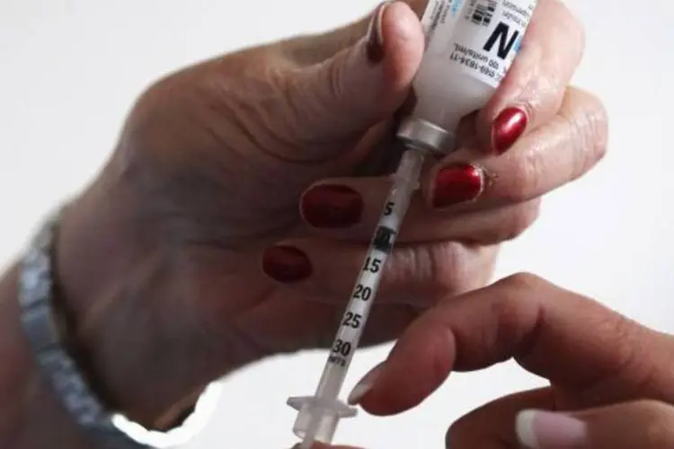 
	Insulina: enfermeira no Paran&aacute; aplicou insulina ao inv&eacute;s de vacina da gripe em cerca de 50 pessoas, que ficaram internadas por rea&ccedil;&atilde;o ao medicamento.
 (John Moore/Getty Images)