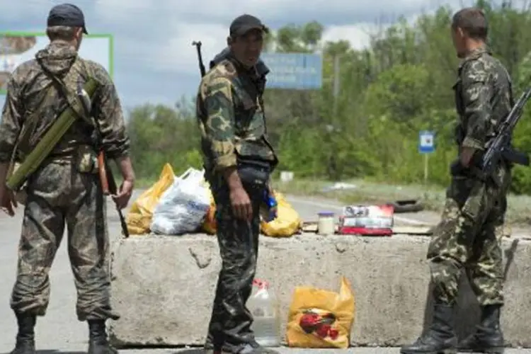 
	Insurgentes pr&oacute;-R&uacute;ssia em Lugansk: partes concordaram em come&ccedil;ar com a retirada de todo o armamento pesado dessa linha de separa&ccedil;&atilde;o a partir do s&aacute;bado
 (John MacDougall/AFP)