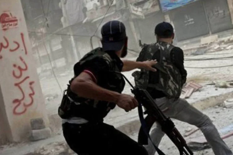 
	Insurgentes avan&ccedil;am no bairro de Salaheddin: este combatente rebelde n&atilde;o perdeu a esperan&ccedil;a de convencer seus antigos colegas a aderirem &agrave; revolu&ccedil;&atilde;o
 (James Lawler Duggan/AFP)