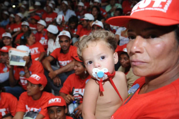 
	Integrantes da Central &Uacute;nica dos Trabalhadores (CUT): governo quer barrar desmembramento das associa&ccedil;&otilde;es existentes, que se tornam menos representativas
 (José Cruz/ ABr)