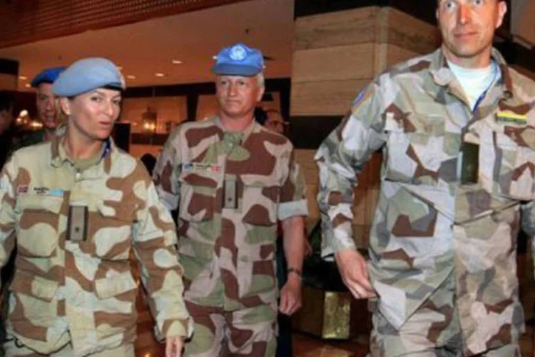Integrantes da missão de observação da ONU em Damasco: a violência persiste na Síria, apesar do cessar-fogo que entrou oficialmente em vigor em 12 de abril (Louai Beshara/AFP)