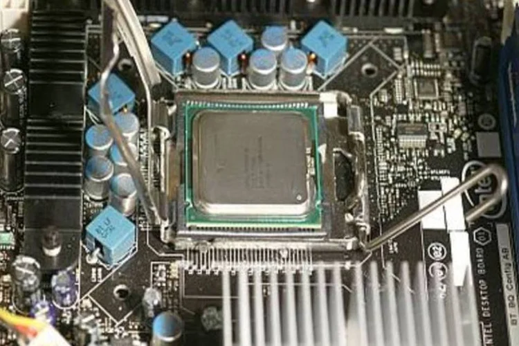Intel: A expectativa da empresa para o quarto trimestre é obter receita de 11,4 bilhões de dólares (.)