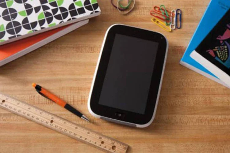O Studybook tem entrada USB, HDMI, para fone de ouvido e também espaço para cartões microSD e SIM (Divulgação)