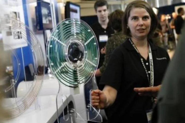 Emily Cooper, cientista do Intel Labs, mostra um alto falante funcionando sem a necessidade de fios (.)