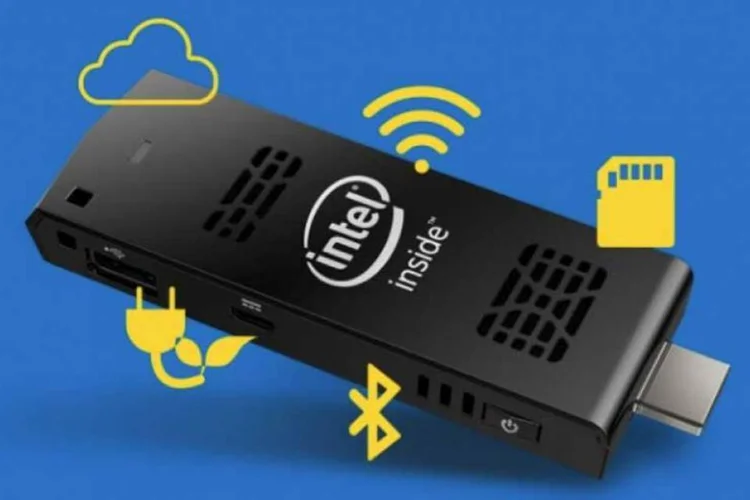 
	Compute Stick: para expandir a capacidade de guardar dados, o produto tem uma entrada para cart&otilde;es microSD
 (Divulgação)