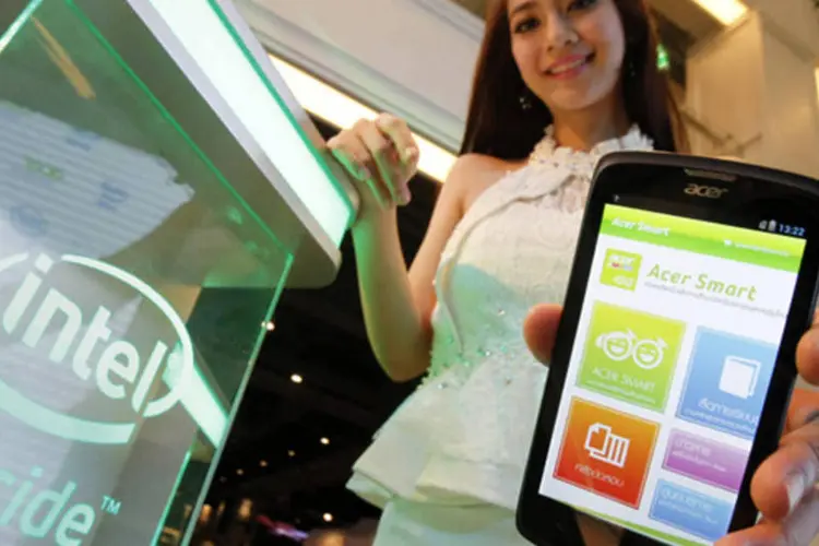 Modelo posa com celular Acer Liquid C1 equipado com um chip Intel em Bangkok, Tailândia (Chaiwat Subprasom/Reuters)