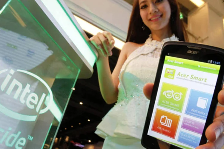 Modelo posa com celular Acer Liquid C1 equipado com um chip Intel em Bangkok, Tailândia (Chaiwat Subprasom/Reuters)