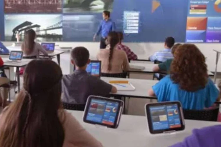 A sala de aula tecnológica imaginada pela Intel: segundo Paoletti, ela não está assim tão distante assim (Reprodução/YouTube)