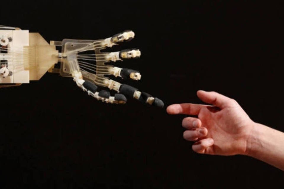 Mão movida com a inteligência artificial toca mão humana: A IA Gen é uma ferramenta poderosa, mas são as pessoas que trazem criatividade, empatia e inovação para uma organização  (Oli Scarff/Getty Images)
