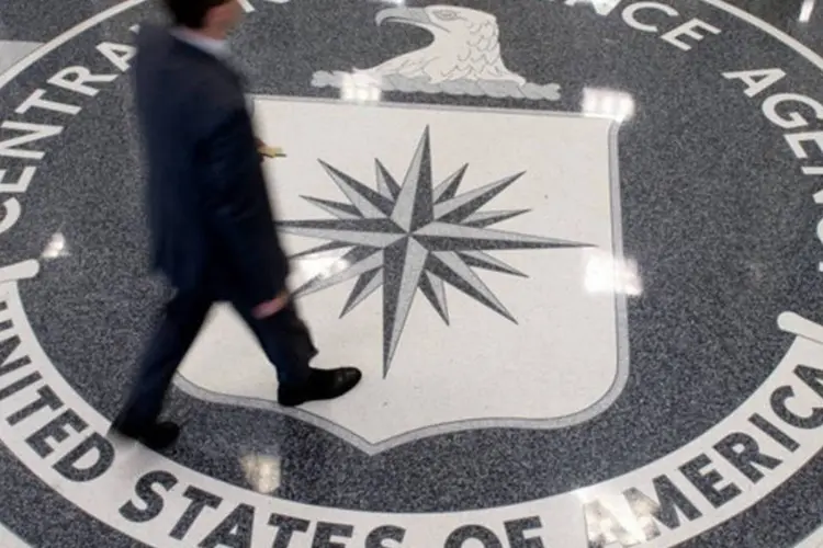 Homem caminha na sede da CIA em Langley, Virginia
 (Saul Loeb/AFP)