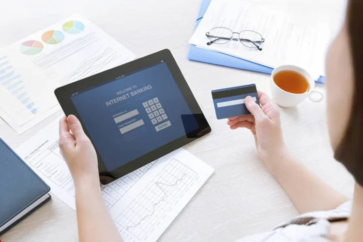 
	Mulher consulta internet banking: acesso a pacote de tarifas banc&aacute;rias para uso exclusivo pela internet e caixa eletr&ocirc;nico &eacute; burocr&aacute;tico, aponta Idec
 (Anatoliy Babiy/Thinkstock)