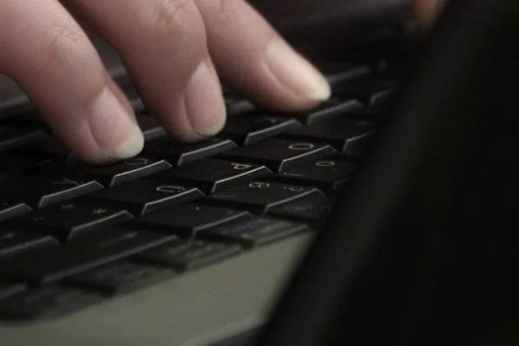 
	Pessoa usa computador: o novo ministro adiantou que ir&aacute; chamar o setor de radiodifus&atilde;o para discutir a possibilidade de adiamento do cronograma de digitaliza&ccedil;&atilde;o da TV anal&oacute;gico, previsto para ser conclu&iacute;do em 2018
 (96dpi via Flickr)