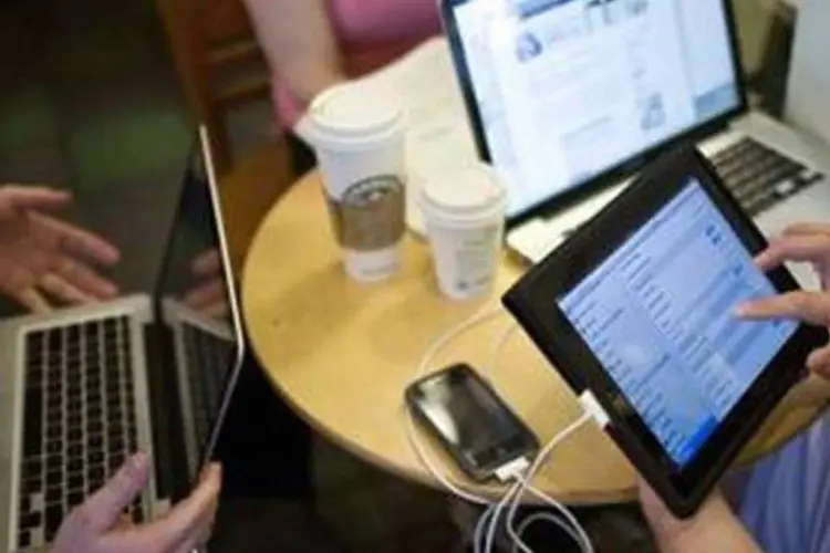 Usuários de internet móvel  em café (Getty Images)