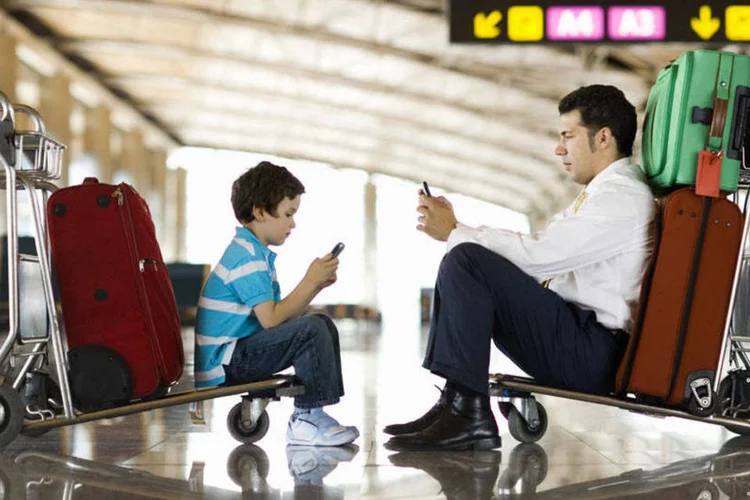 
	Pai e filho esperam por voo em aeroporto: o acesso a uma boa Internet pode fazer toda a diferen&ccedil;a
 (thinkstock)