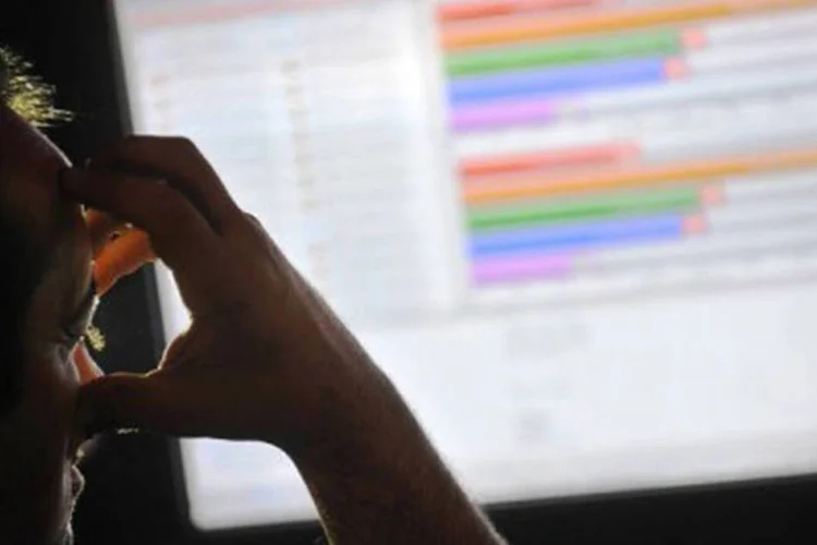 Homem observa computador: o maior número de computadores afetados está nos EUA, mas 4 milhões de máquinas em mais de 100 países podem ter sido infectadas (Daniel Mihailescu/AFP)