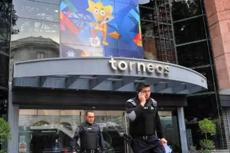 Membros da Interpol são vistos na sede da empresa Torneos e Competencias em Buenos Aires, Argentina (TELAM/AFP)