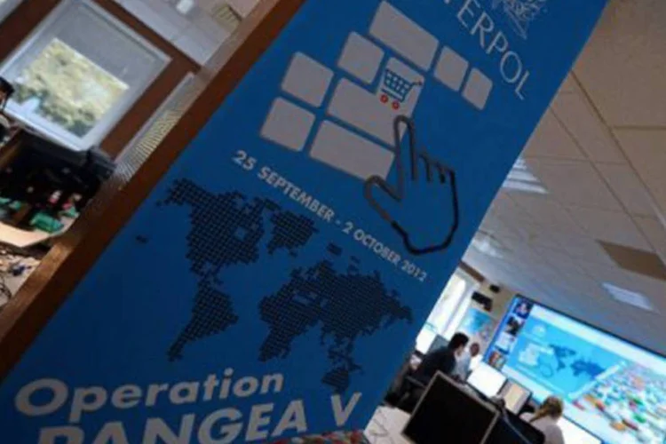Membros da Interpol trabalham em Lyon: mais de 44% das apreensões francesas foram de drogas contra a disfunção erétil, e quase 35%, de produtos dopantes (©AFP / Philippe Desmazes)