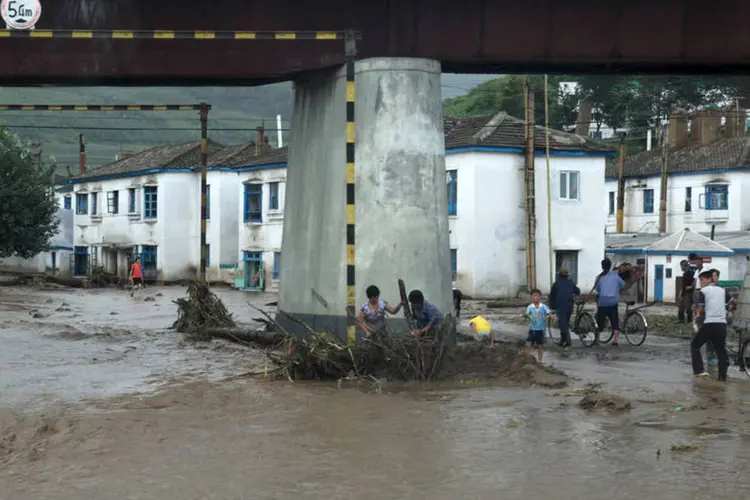 
	Inunda&ccedil;&atilde;o na Coreia do Norte ap&oacute;s tuf&atilde;o Goni: milhares de pessoas tiveram que deixar suas casas depois que a cidade de Rajin ficou praticamente inundada
 (Reuters / Stringer)
