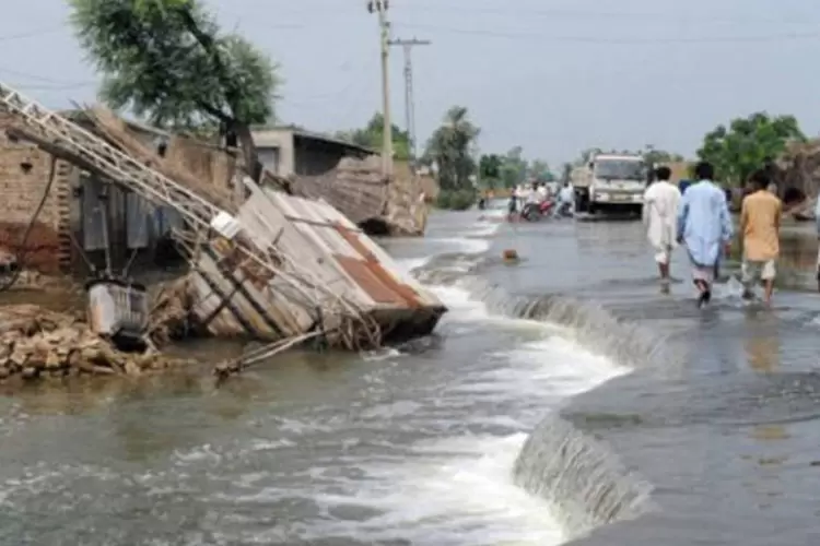 Área alagada por inundações em Sanawa, na província de Punjab, no Paquistão (Banaras Khan/AFP)
