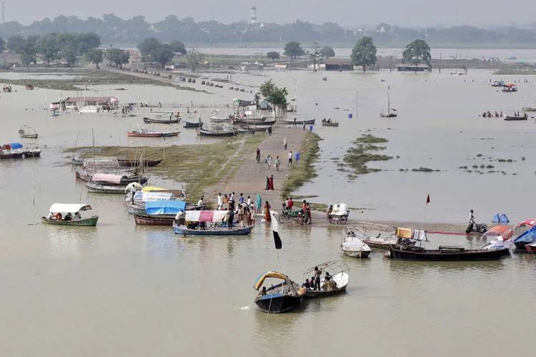 Inundações na Índia: Chuvas torrenciais afetaram pelo menos 25 dos 32 distritos de Assam (Jitendra Prakash/Reuters)