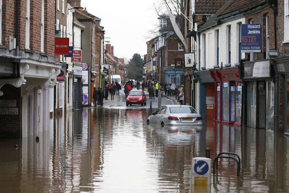 Nova tempestade ameaça região já inundada da Inglaterra