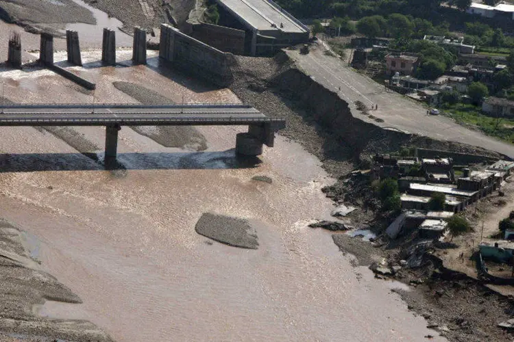 Vista aérea de ponte destruída por inundações em rio do Paquistão (Mukesh Gupta/Reuters)