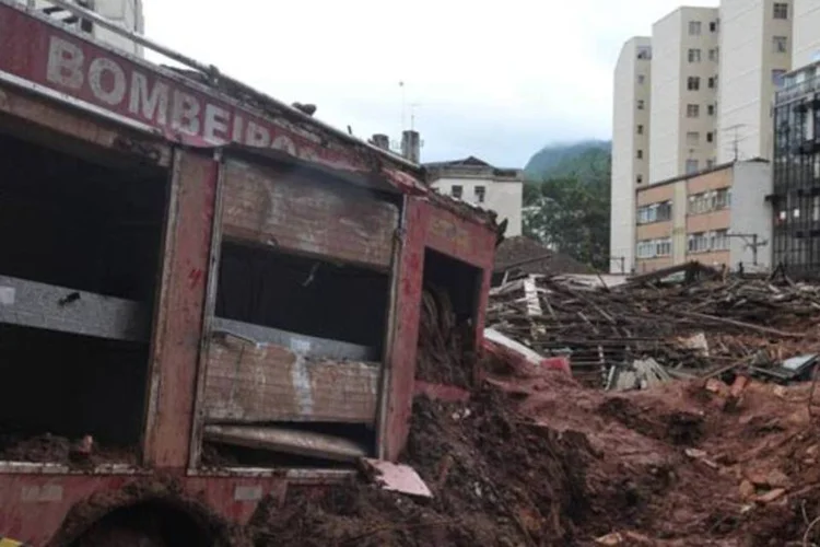 Estragos causados pela chuva em Nova Friburgo: serviços de resgate continuam (Valter Campanato/ABr)