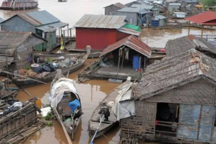 As inundações frequentes do rio Mekong afetam as populações que vivem as suas margens
 (Tang Chhin Sothy/AFP)