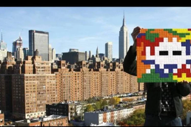 Um nome de peso na exposição é Invader, que utiliza a técnica do mosaico e o jogo de videogame Space Invader como base de seu trabalho (Reprodução/space-invader.com)