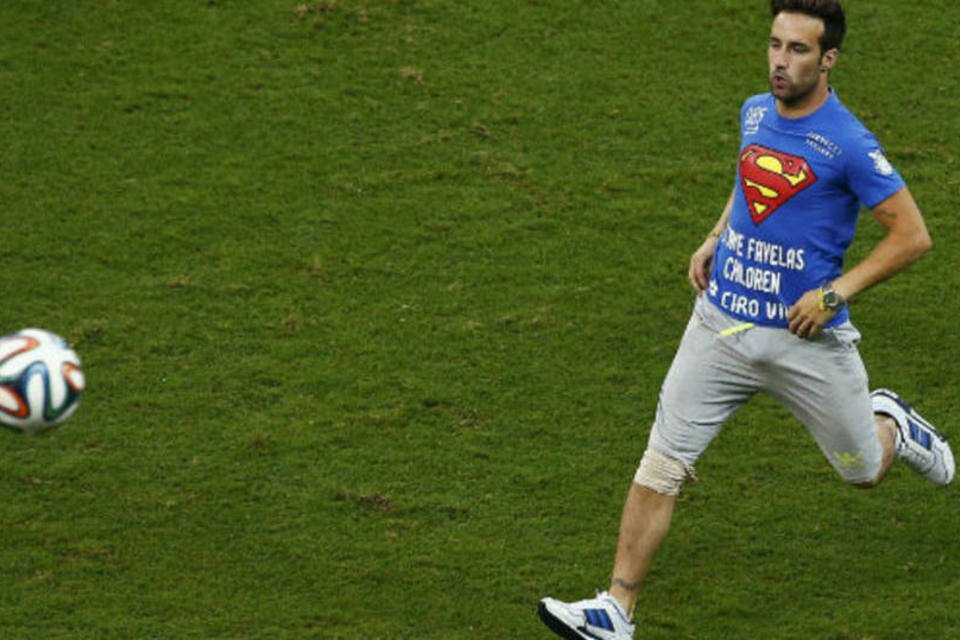 Homem corre pelo gramado ao invadir jogo Bélgica x EUA (Ruben Sprich/Reuters)