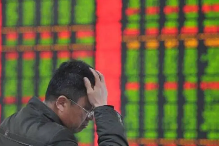 Bolsa: na China, o Xangai Composto teve queda de 0,92%, a 3.275,78 pontos (STR/AFP)