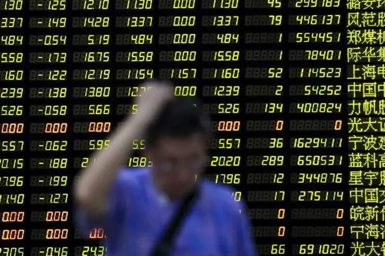 
	Investidor em Xangai, na China: &quot;A queda de hoje continuou impulsionada pela realiza&ccedil;&atilde;o de lucros ap&oacute;s os ganhos das &uacute;ltimas semanas&quot;
 (REUTERS/Aly Song)