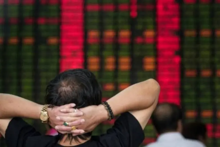 
	Investidor em Xangai: regulador de valores mobili&aacute;rios chin&ecirc;s disse na v&eacute;spera que est&aacute; estudando regras
 (Johannes Eisele/AFP)