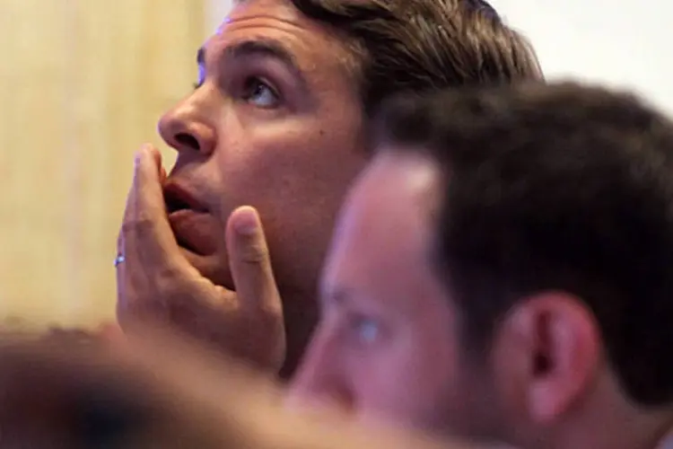 “As fotos de operadores de ações com as mãos sobre os seus rostos estão reaparecendo” (Getty Images)
