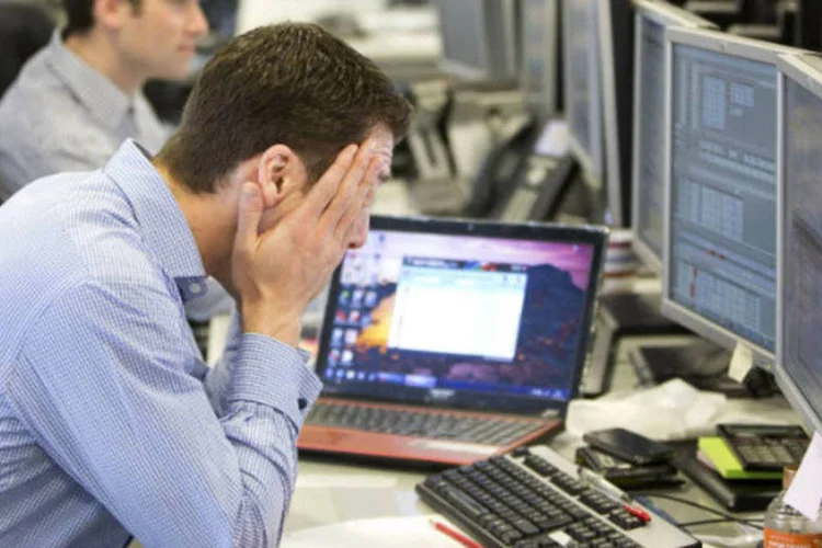 
	Investidor na&nbsp;Bolsa de Londres: &iacute;ndice Financial Times fechou em baixa de 0,07 por cento, a 6.815 pontos
 (REUTERS/Neil Hall)