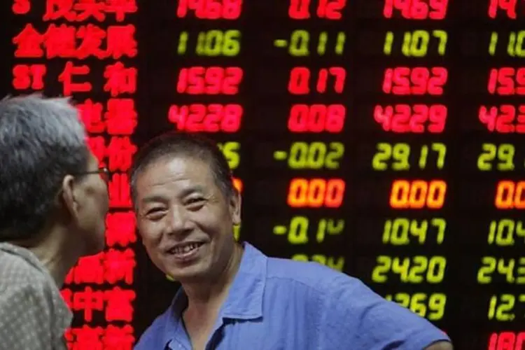 Invstidores da Bolsa de Xangai: China vai combater liquidez excessiva (Getty Images)