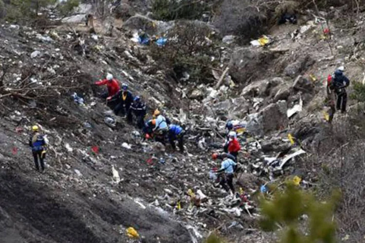 
	Investigadores no local da queda do A320 da Germanwings na regi&atilde;o de Seyne-les-Alpes
 (Anne-Christine Poujoulat/AFP)