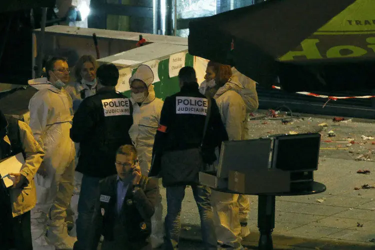 Investigadores trabalham após ataques em Paris, França. 13/11/2015 (Gonazlo Fuentes/Reuters)
