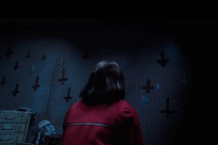 
	Cena do filme &quot;Invoca&ccedil;&atilde;o do Mal 2&quot;: o homem foi rapidamente levado por uma ambul&acirc;ncia, mas morreu a caminho do hospital
 (Reprodução/Youtube)