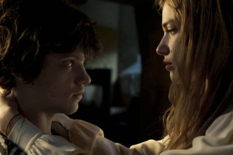 Cena do filme Eu e Você: tendo como cenário praticamente único este porão e focando nos dois personagens, o diretor cria climas, expectativas (Reprodução)