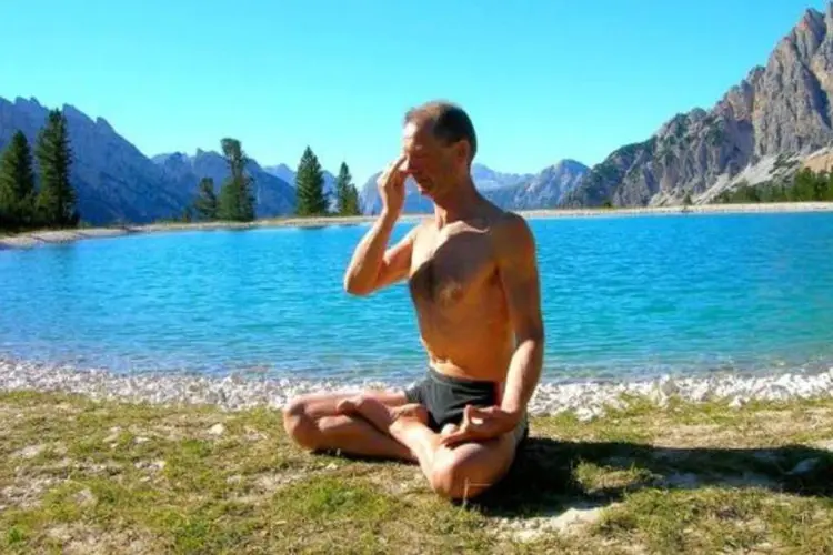 Além desses benefícios, a ioga traz melhorias em relação à autoestima do praticante, diminuindo o estresse e elevando as taxas de satisfação (Wikimedia Commons)